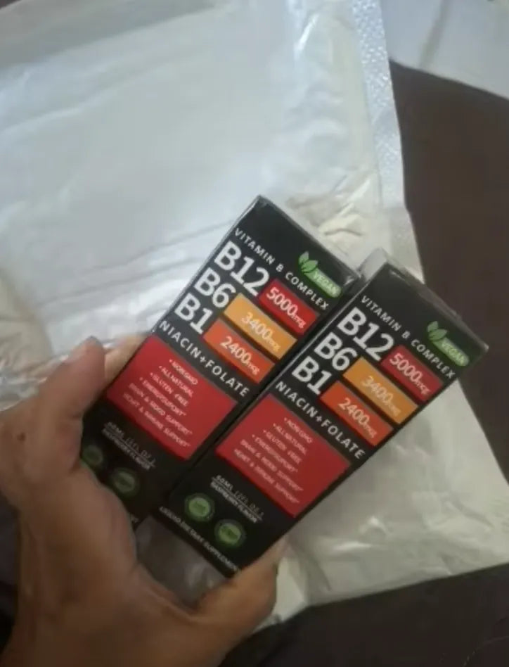 Foto real de cliente con el frasco y la caja de Nusava B12