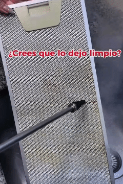 Limpiador a vapor limpiando filtro de campana extractora