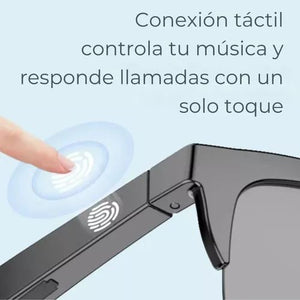 Foto real de Constanza V. con la caja de carga de los lentes F-06