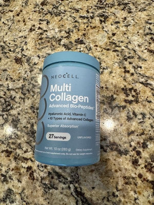 Colágeno NEOCELL vertiéndose en un vaso de agua