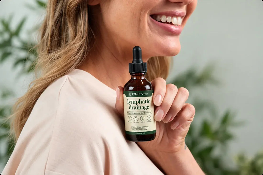 Mujer sosteniendo un frasco de Lymphoria